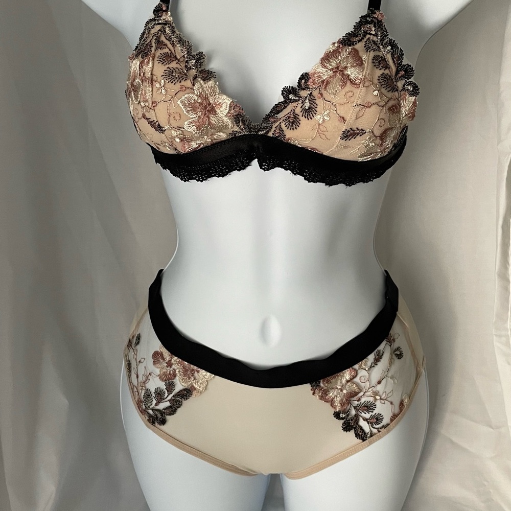 LAST CHANCE Floral bralette and hipster panty set